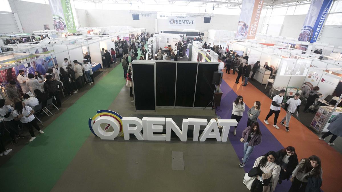 Galería de imágenes de la feria de orientación educativa 'Orienta-T' en Ibiza