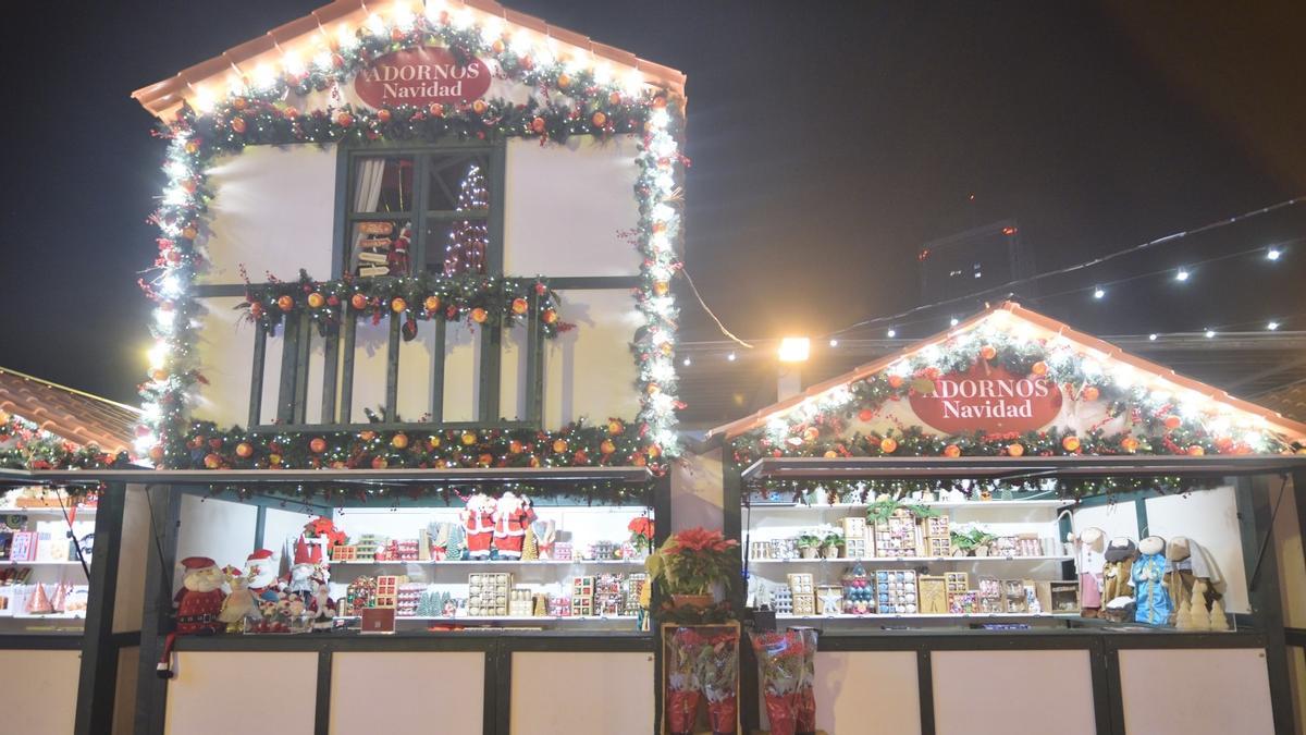 Casetas de Navidad, en el mercadillo de Santa Cruz.