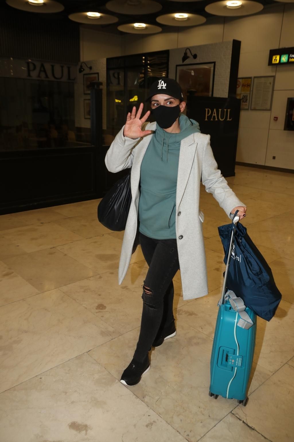 Chenoa con sudadera y pantalones rotos