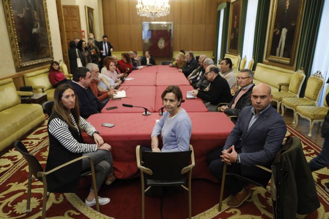 La reunión vecinal con la Alcaldesa por el vial de Jove, en imágenes