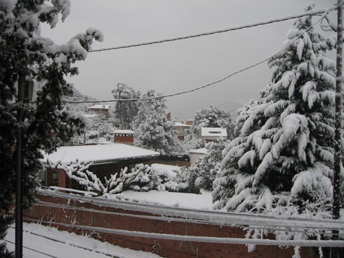 10 centímetros de nieve en la urbanización de Can Rafel de Cervelló (Baix Llobregat).