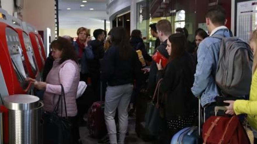 Renfe deja sin personal las taquillas de la estación de Xàtiva