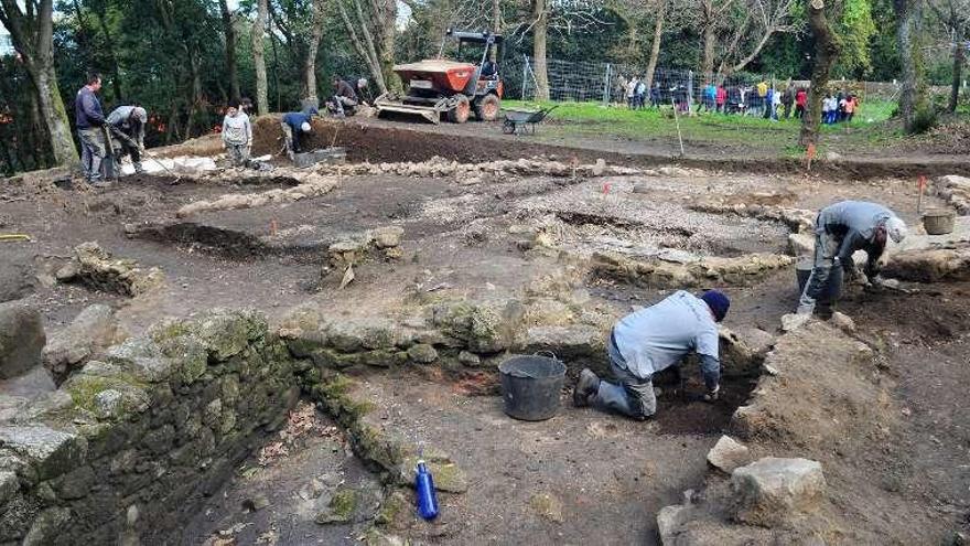 Excavaciones en el Castro Alobre de Vilagarcía. // Iñaki Abella