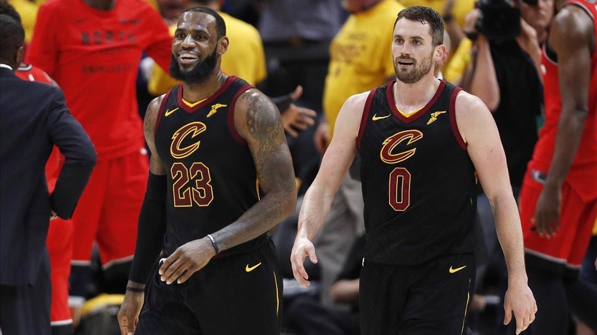 Lebron James, al lado de Kevin Love, en un tiempo muerto del cuarto partido frente a los Raptors