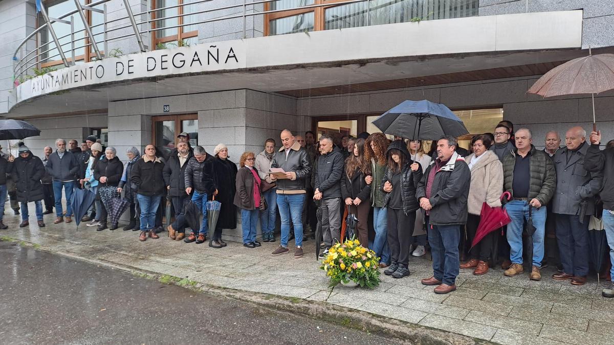 El Alcalde, Óscar Ancares, lee la declaración institucional en presencia de un nutrido grupo de vecinos.