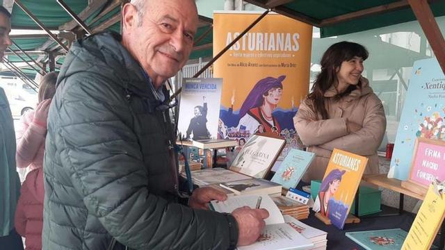 Nacho Fonseca, ayer, formando libros en la Pola. | L. P.
