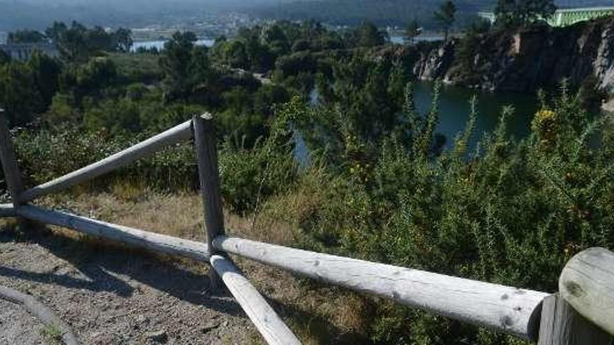 Miradores que resultan extremadamente perligrosos |  En el entorno de los molinos de San Miguel de Catoira hay miradores privilegiados, con vistas sobre la laguna y la desembocadura del Ulla en la ría. Sin embargo el destrozo de vallas de protección los convierte en extremadamente peligrosos.