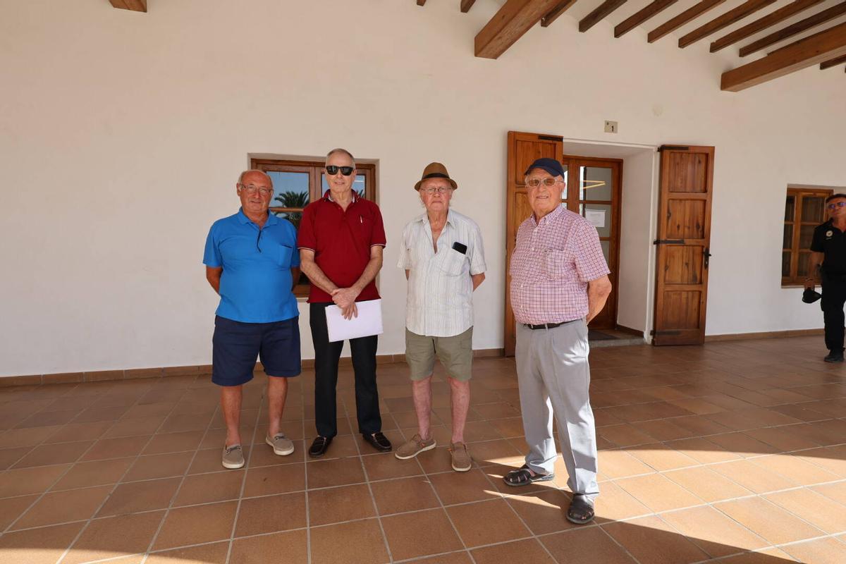 La comitiva de vecinos de Santa Gertrudis, a su llegada al Ayuntameinto de Santa Eulària.