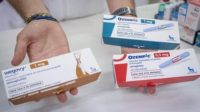 Una farmacèutica mostra diferents opcions de fàrmacs contra l’obesitat disponibles a Espanya. | MANU MITRU