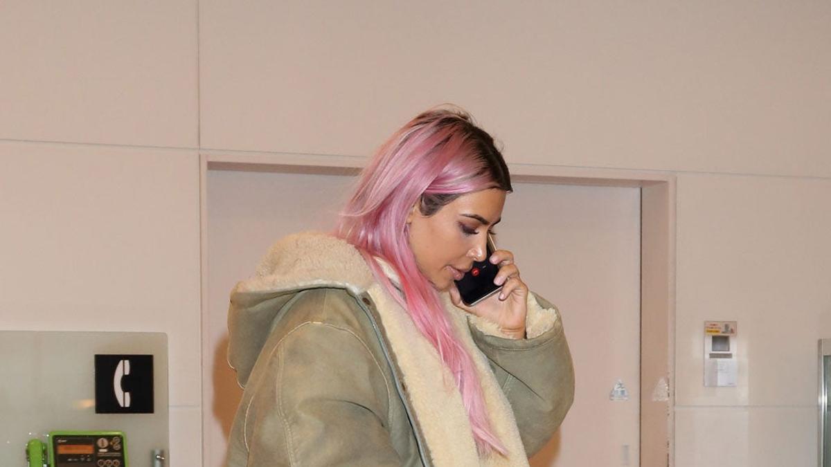 Kim Kardashian con el pelo rosa