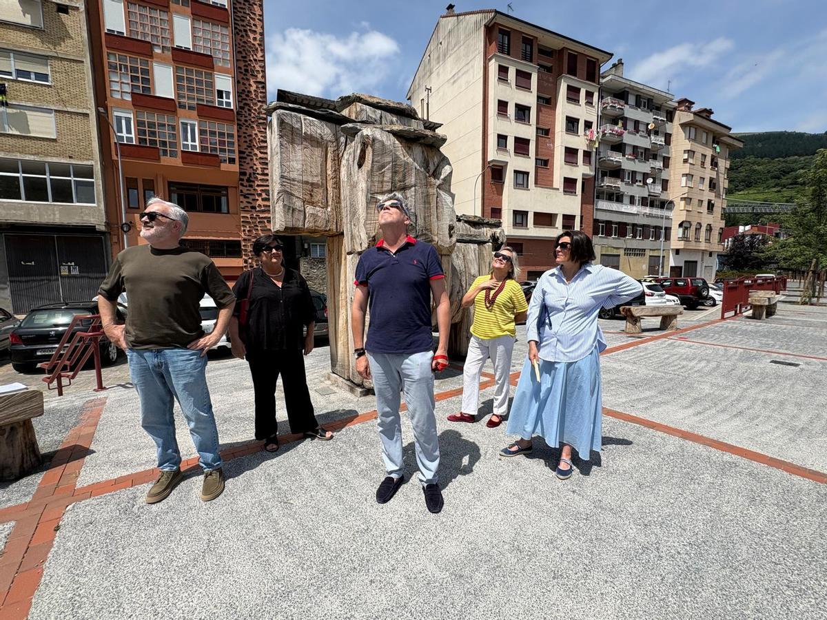 Por la izquierda, Miguel Ángel Valerdiz, Geles Sánchez, Jesús Feito, con gafas homologadas para ver el eclipse; Juana Díez y Lucía Barreiro en el paruqe de Los Nogales Cangas del Narcea.