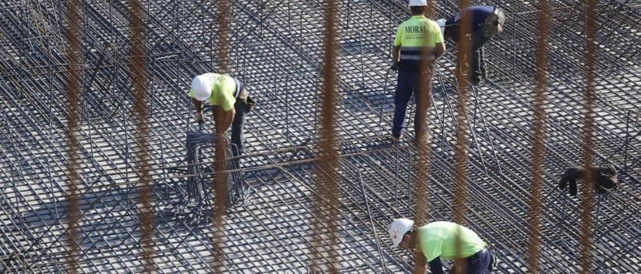 Trabajadores realizan su labor en un edificio en construcción, en una imagen de archivo.