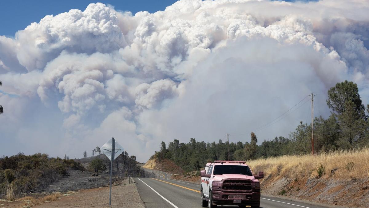 Gran columna de humo provocada por el incendio de California, en Estados Unidos.