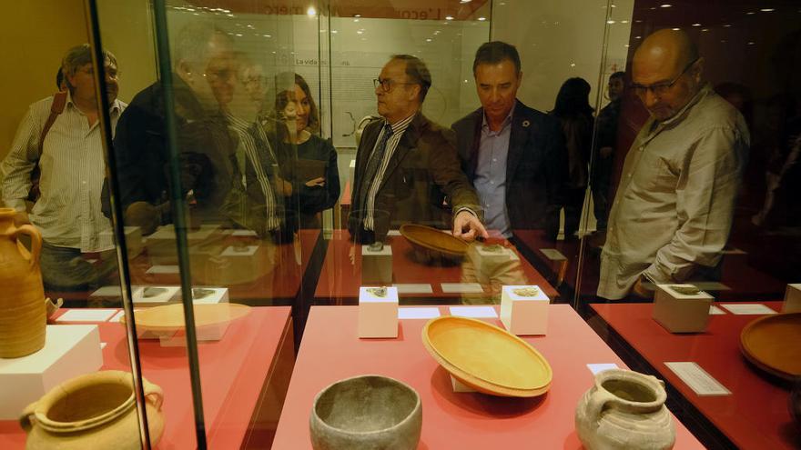 Un moment de la inauguració de la mostra, al Museu de Prehistòria de la diputació.
