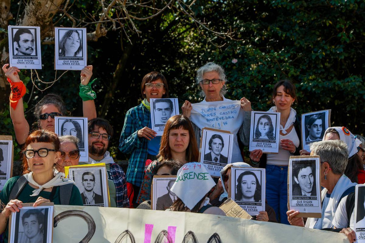 Asistentes con fotografías de desaparecidos.