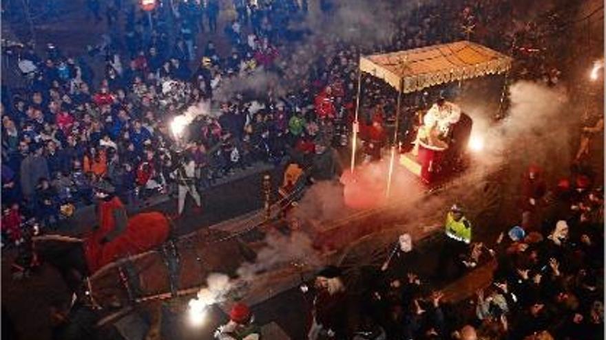 Multitudinària arribada aquest any dels Tres Reis Mags a Girona.