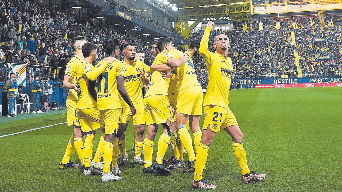 El primer equipo celebrando el tanto de la victoria frente al Real Madrid en el Estadio de la Cerámica.