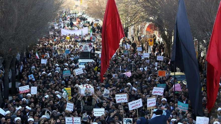 Manifestación progubernamental en Najafabad, con motivo del funeral de un guardia revolucionario.