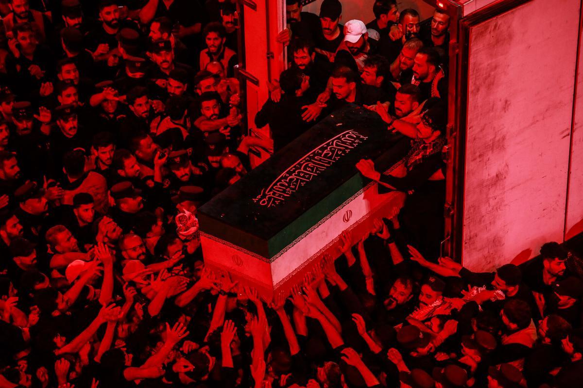Irak, Karbala: Los dolientes participan en la procesión fúnebre del difunto líder supremo de Irán, el ayatolá Ali Khamenei, en el santuario del imán Hussein en Karbala. Irak, Karbala: Los dolientes participan en la procesión fúnebre del difunto líder supremo de Irán, el ayatolá Ali Khamenei, en el santuario del imán Hussein en Karbala.