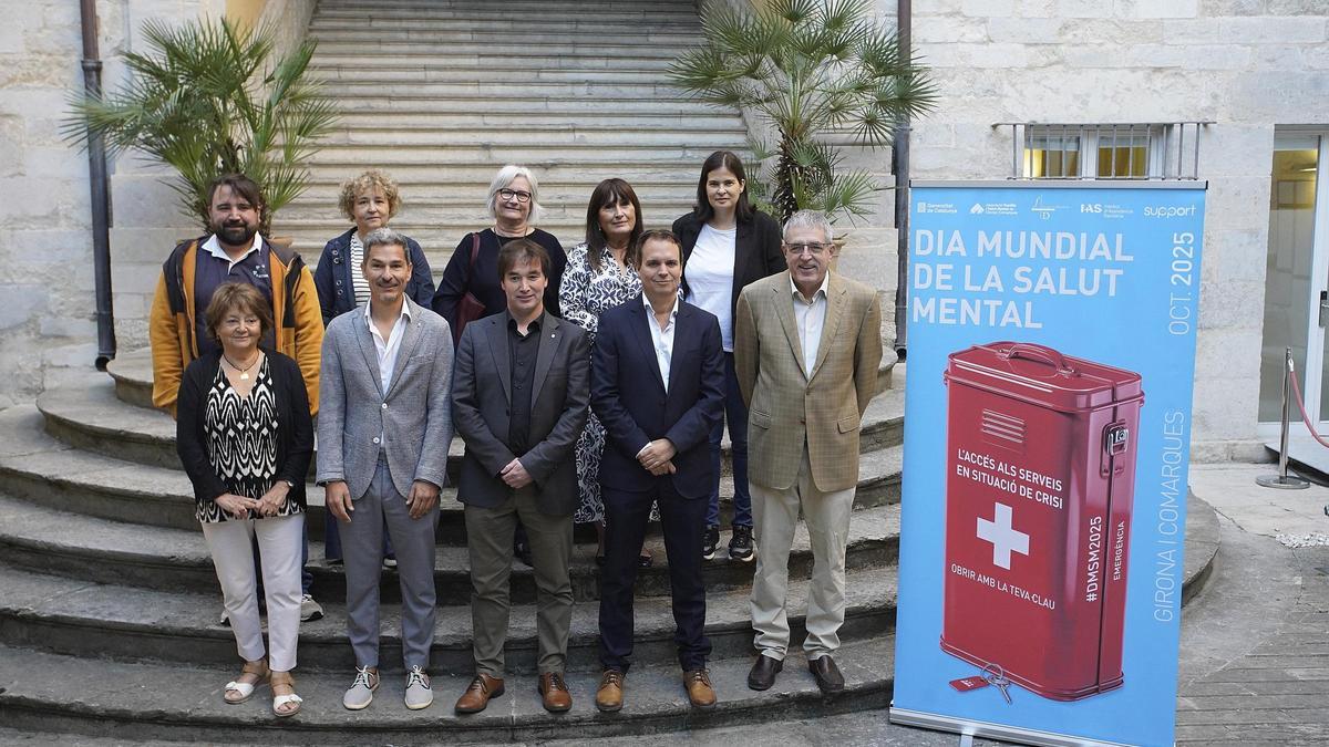 Les entitats abans de la lectura del manifest aquest divendres amb motiu del Dia mundial de la salut mental.