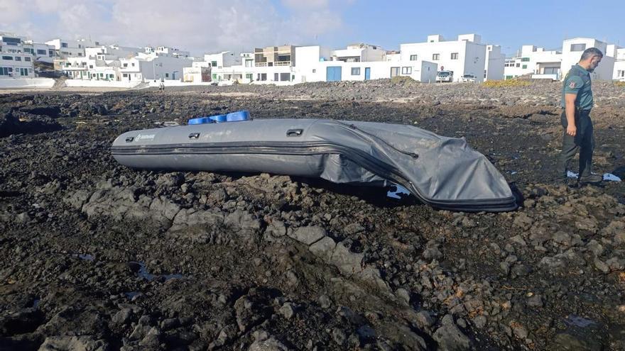 Una neumática llega por sus propios medios con dos migrantes a bordo al oeste de Lanzarote