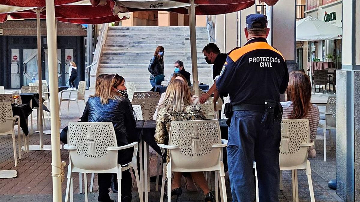 Protección Civil visita bares, restaurantes y pubs en Elda para concienciar sobre los contagios.