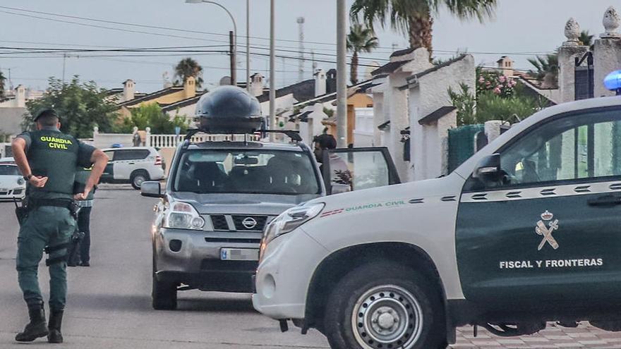 Imagen de archivo de una intervención de la Guardia Civil en una zona residencial de Torrevieja/Foto Tony Sevilla