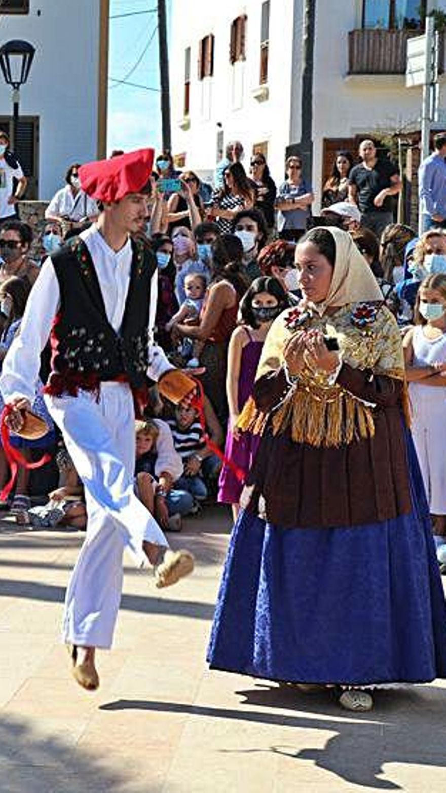 Una pareja de ball pagès, en la Mola.