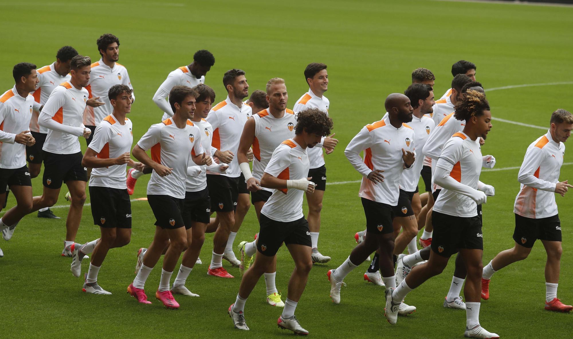 El Valencia entrena en Mestalla antes del partido frente al Villarreal