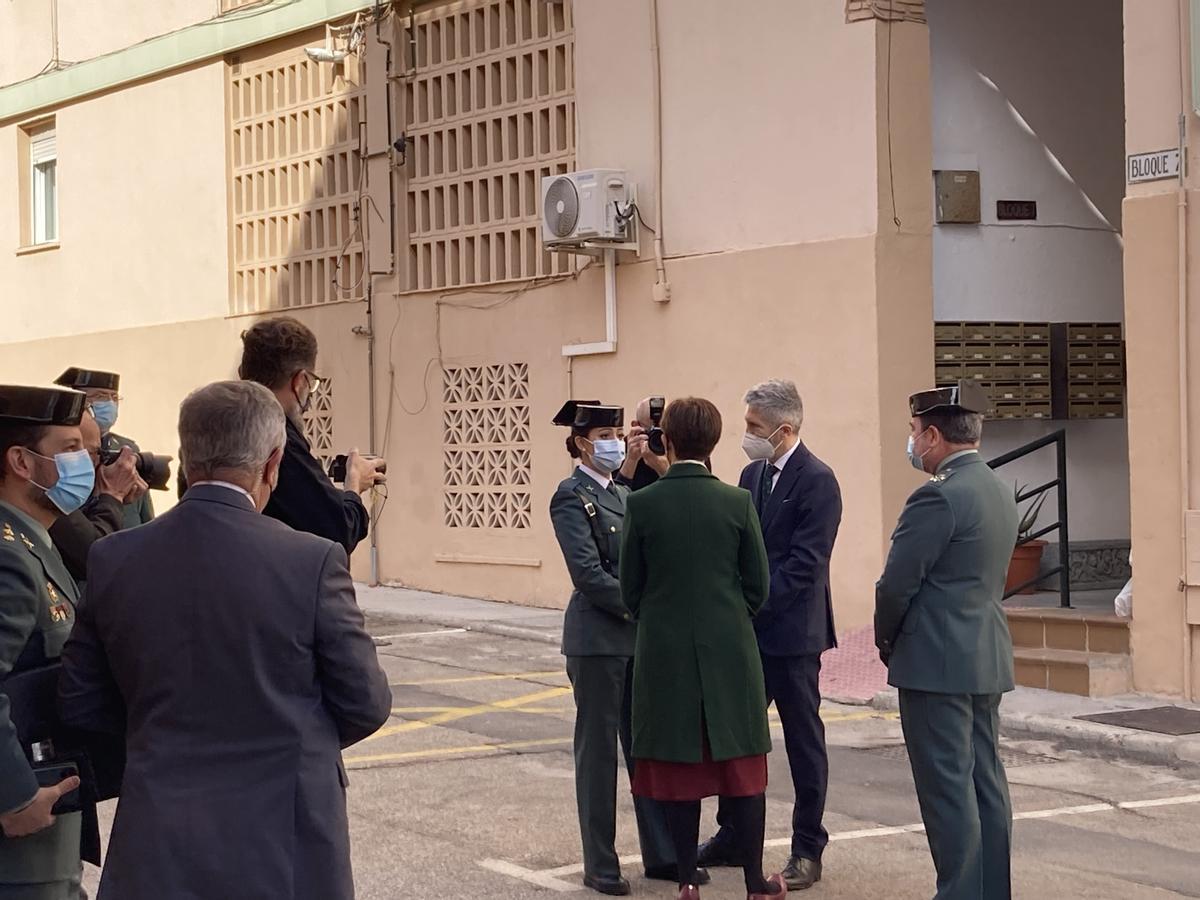 La agente charla con María Gámez y Fernando Grande-Marlaska.