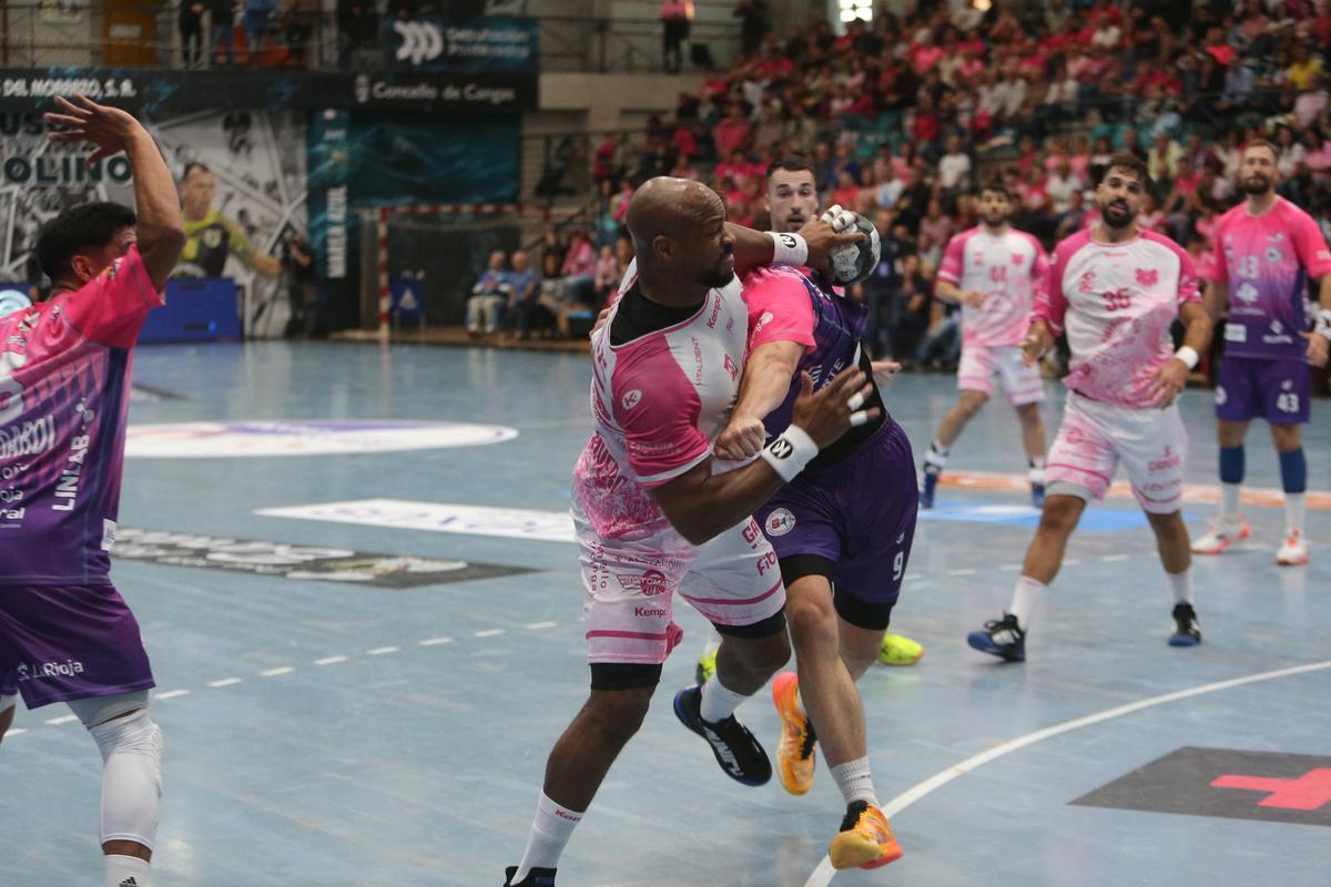 Ángel Rivero, que jugó cuatro temporadas en Logroño, en el partido de la primera vuelta ante los riojanos.