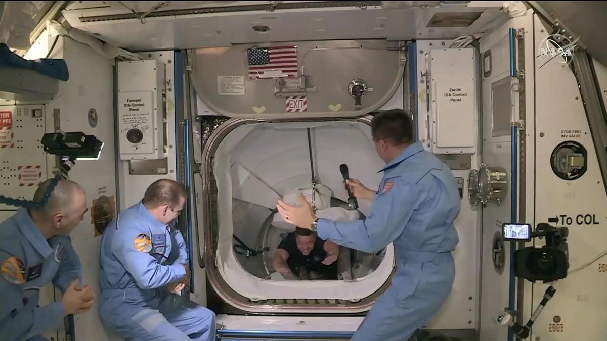 Los astronautas de la nave de Space X desembarcan en la Estación Espacial Internacional.