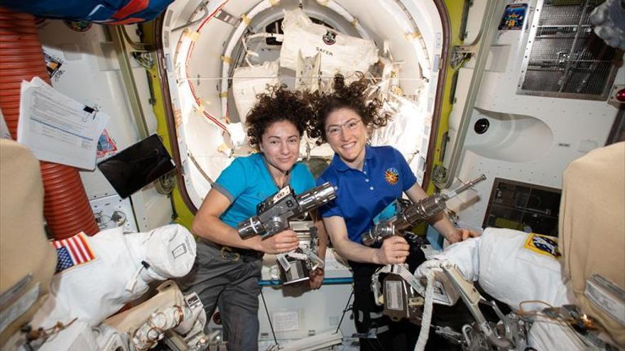 Realizan el primer paseo espacial en el que solo participan mujeres