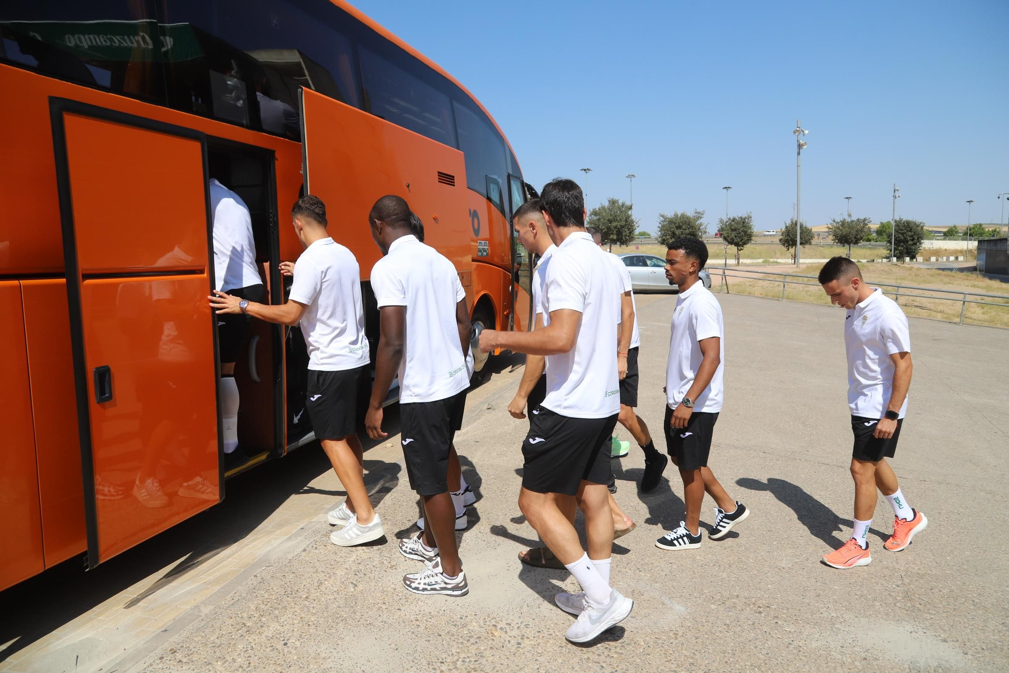 El Córdoba CF pone rumbo a su concentración en Oliva
