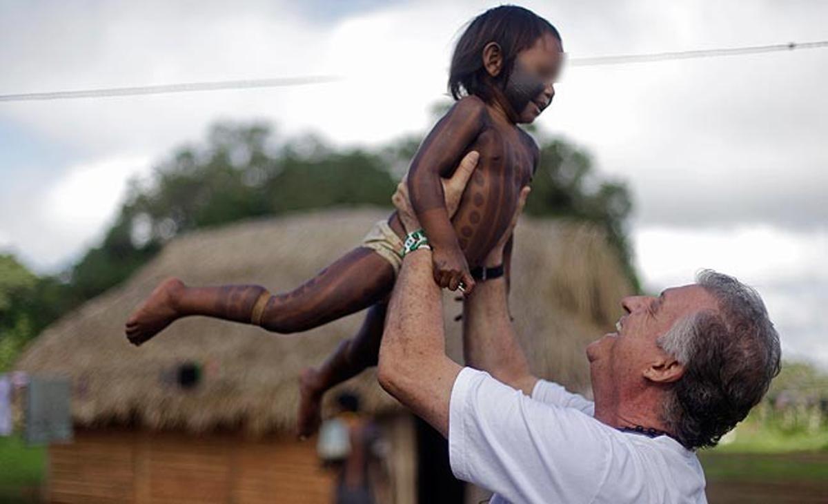 Un membre dels Expedicionarios de Saude (Expedicionaris de la Salut, en brasiler) juga amb un nen en l’últim dia de visita en la comunitat indígena dels Kikretum, a Sao Felix (nord del Brasil). Dues vegades a l’any, un grup de metges voluntaris fan un hospital mòbil per proveir tractament clínic o quirúrgic a les diferents tribus de l’Amazones.