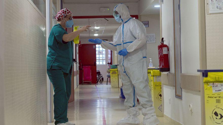 Profesionales de una unidad covid del hospital Reina Sofía.