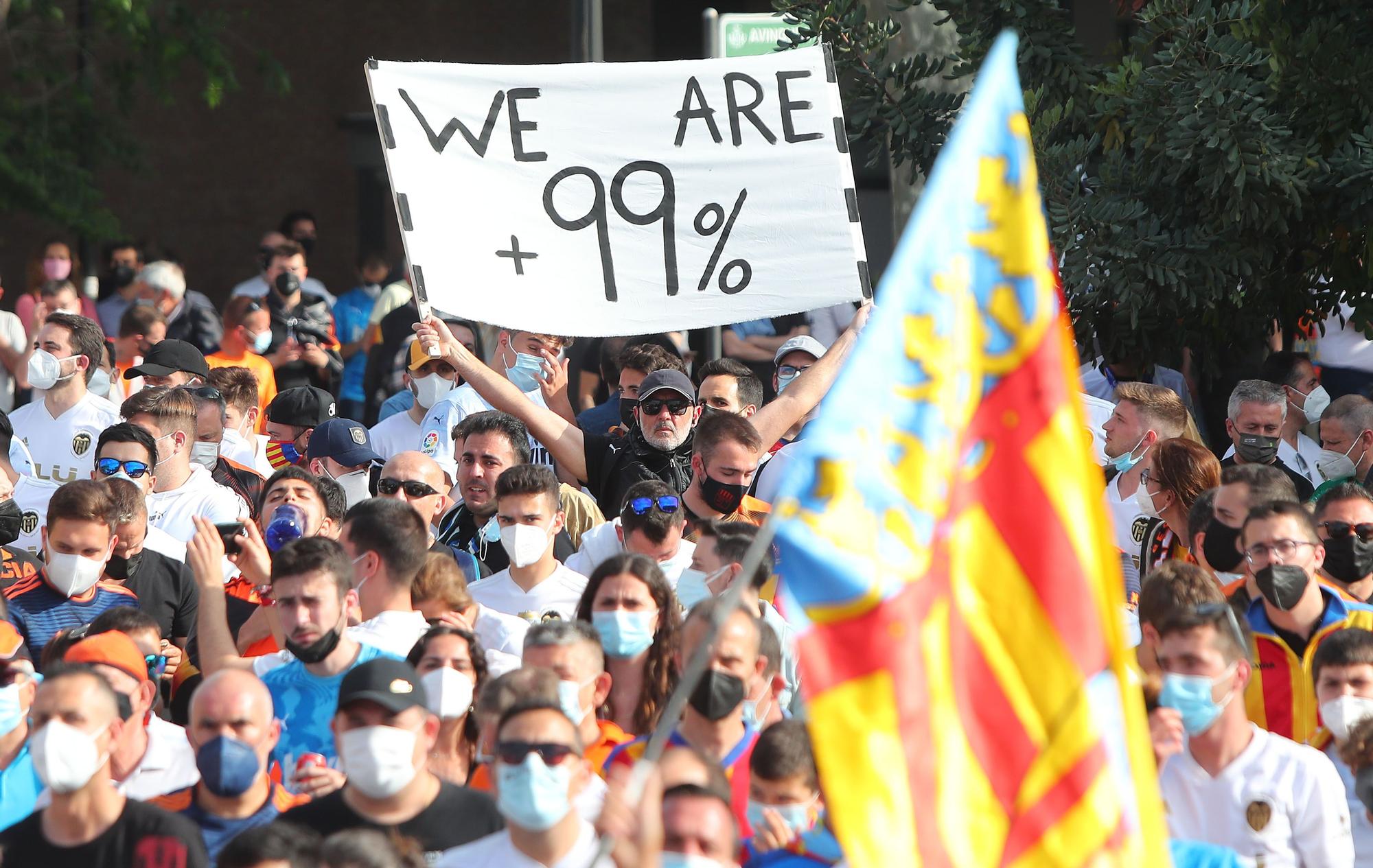 Las imágenes de la marcha de la afición valencianista contra Lim