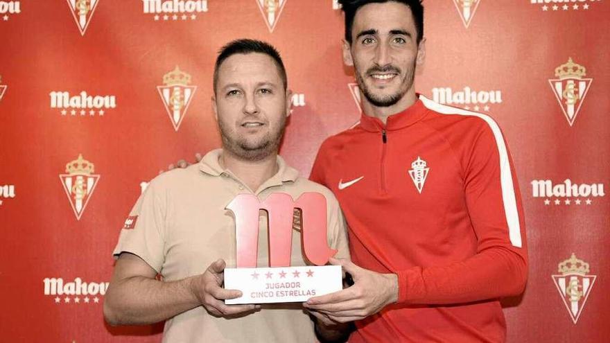 Mariño recibe el trofeo &quot;Jugador cinco estrellas&quot; de septiembre de manos del hostelero Abel Martínez.
