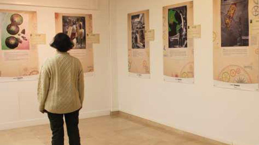 Una imagen de la exposición. A la derecha, dos de las obras que se exhiben.
