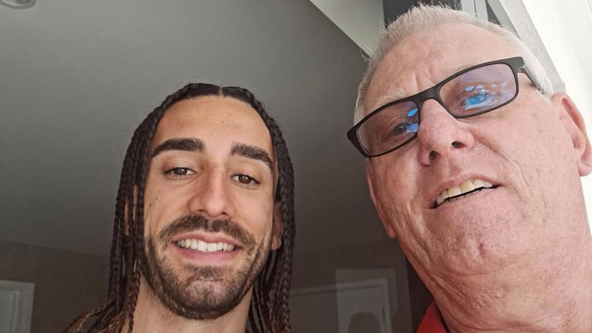 Cucurella con un cartero