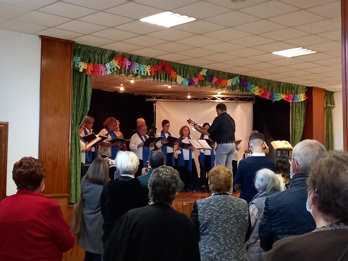 El coro Valguareña durante la interpretación del himno de La Bóveda