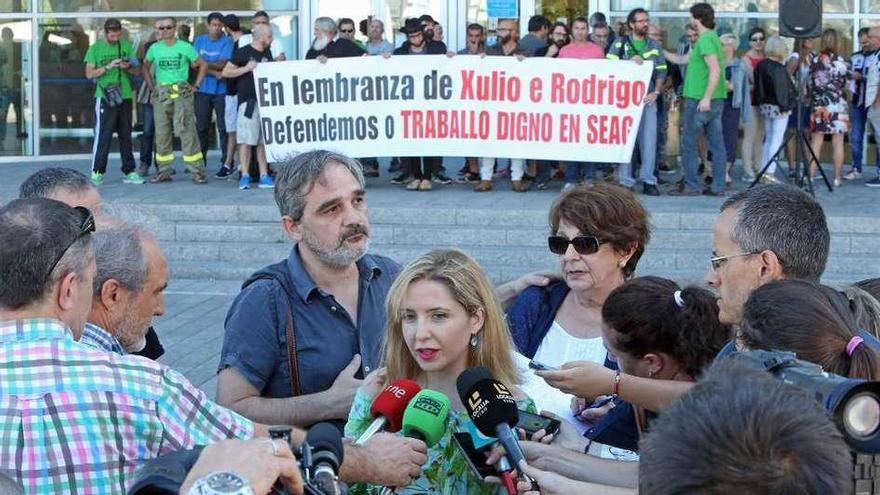 La hermana de uno de los brigadistas muertos y la madre del otro, ayer, en la concentración en Vigo. // M. G. Brea