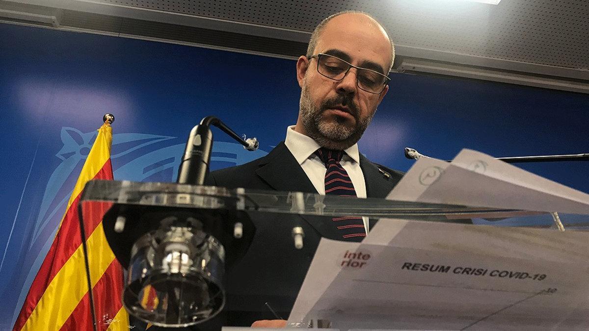 El 'conseller' de Interior, Miquel Buch, durante la rueda de prensa del Govern sobre el coronavirus, este lunes.