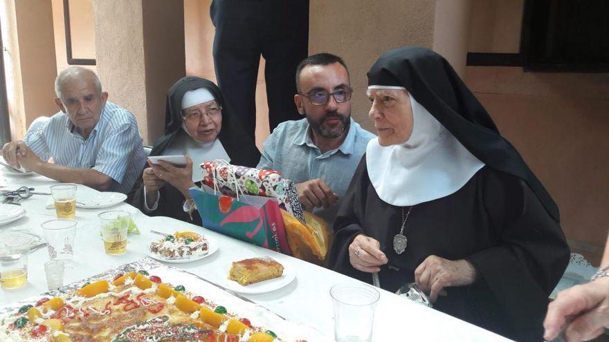 Sor María Gracia Colomer Ripollés, junto al alcalde Benlloch en la celebración de su 90 aniversario