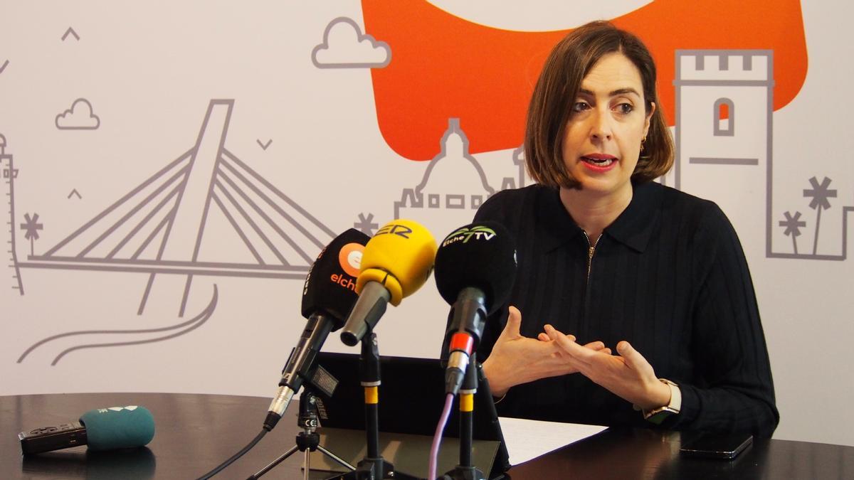 La portavoz de Compromís en Elche, Esther Diez, durante la rueda de prensa este jueves en Elche