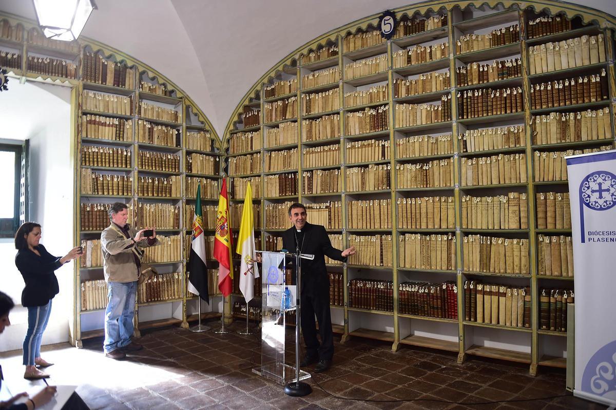 El obispo, en la presentación de la biblioteca de los Jesuitas del Obispado placentino.