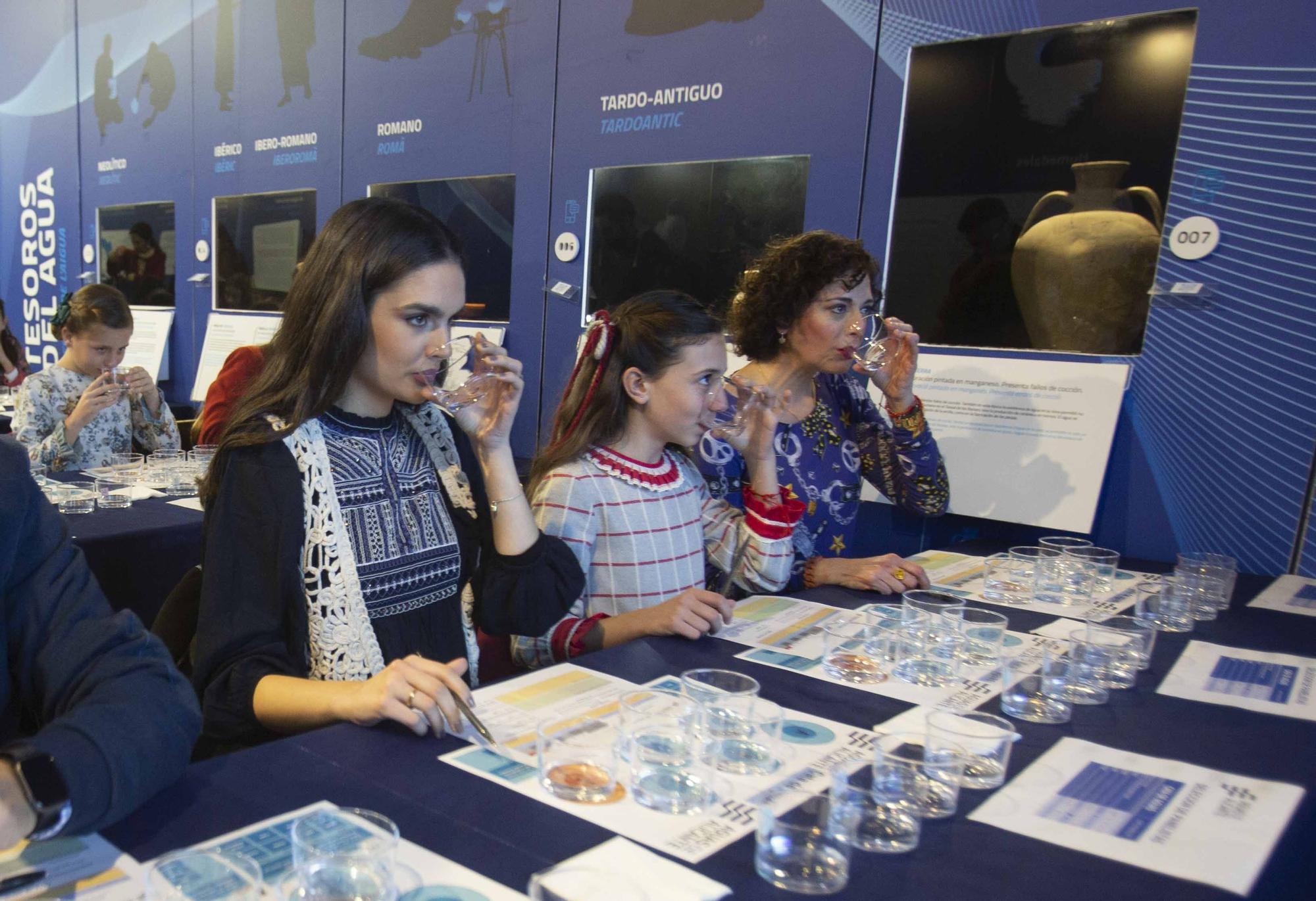 Las Belleas del Foc y sus damas hacen una cata de agua "a ciegas" en el Museo de Aguas de Alicante