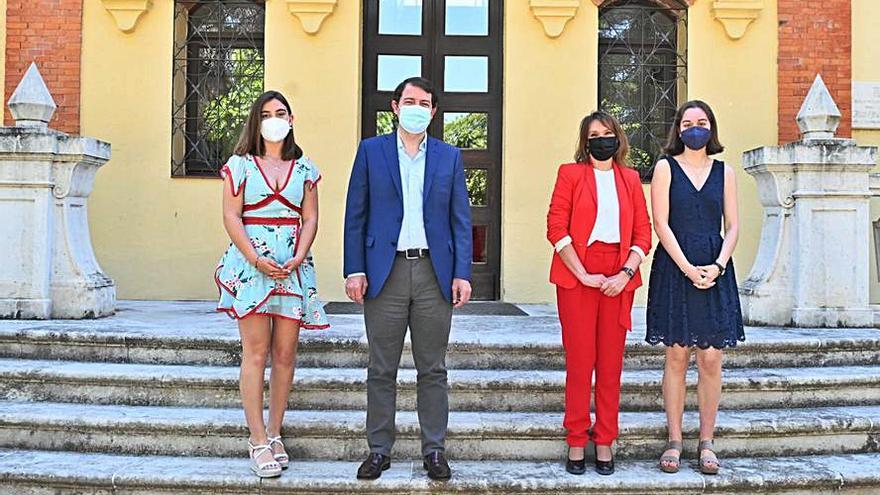 Las dos alumnas zamoranas con mejor nota en la EBAU, junto a Alfonso Fernández Mañueco y Rocío Lucas, consejera de Educación.