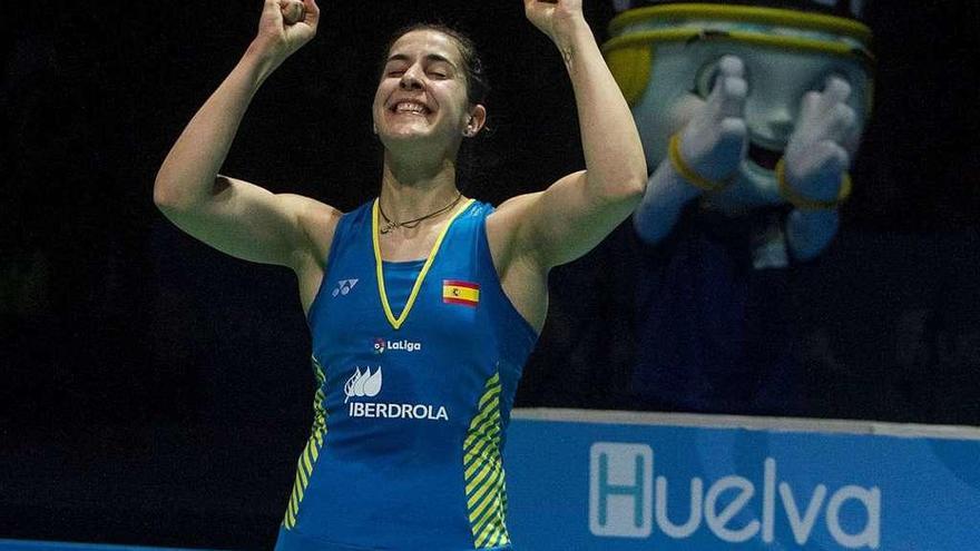 Carolina Marín celebra su triunfo en la final del Europeo disputado en el pabellón con su nombre.