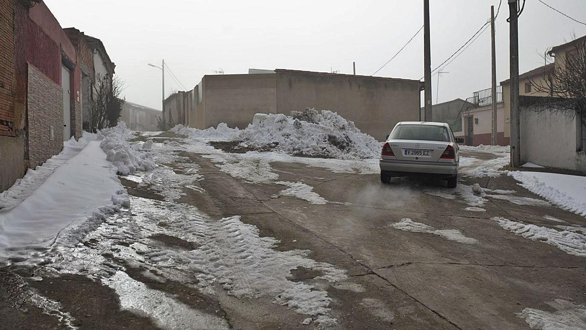 Estado de una calle en El Pego con montones de nieve acumulada.